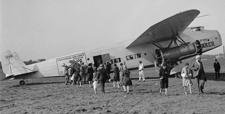 Fokker F 32 NX124M.jpg