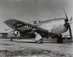 Republic_P-47N_Thunderbolt_P-47N-5-RE,_44-88335._The_Republic_P-47_Thunderbolt,_also_known_as_the_'Jug,'_was_the_biggest,_heaviest,_and_most_expensive_fighter_aircraft_in_history_to_be_powered_by_a_(16761183678.jpg