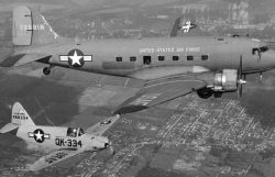 couplage d'aile entre un Douglas C-47 Dakota et un Culver PQ-14.png