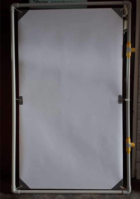 L'écran en papier canson sur son cadre PVC
