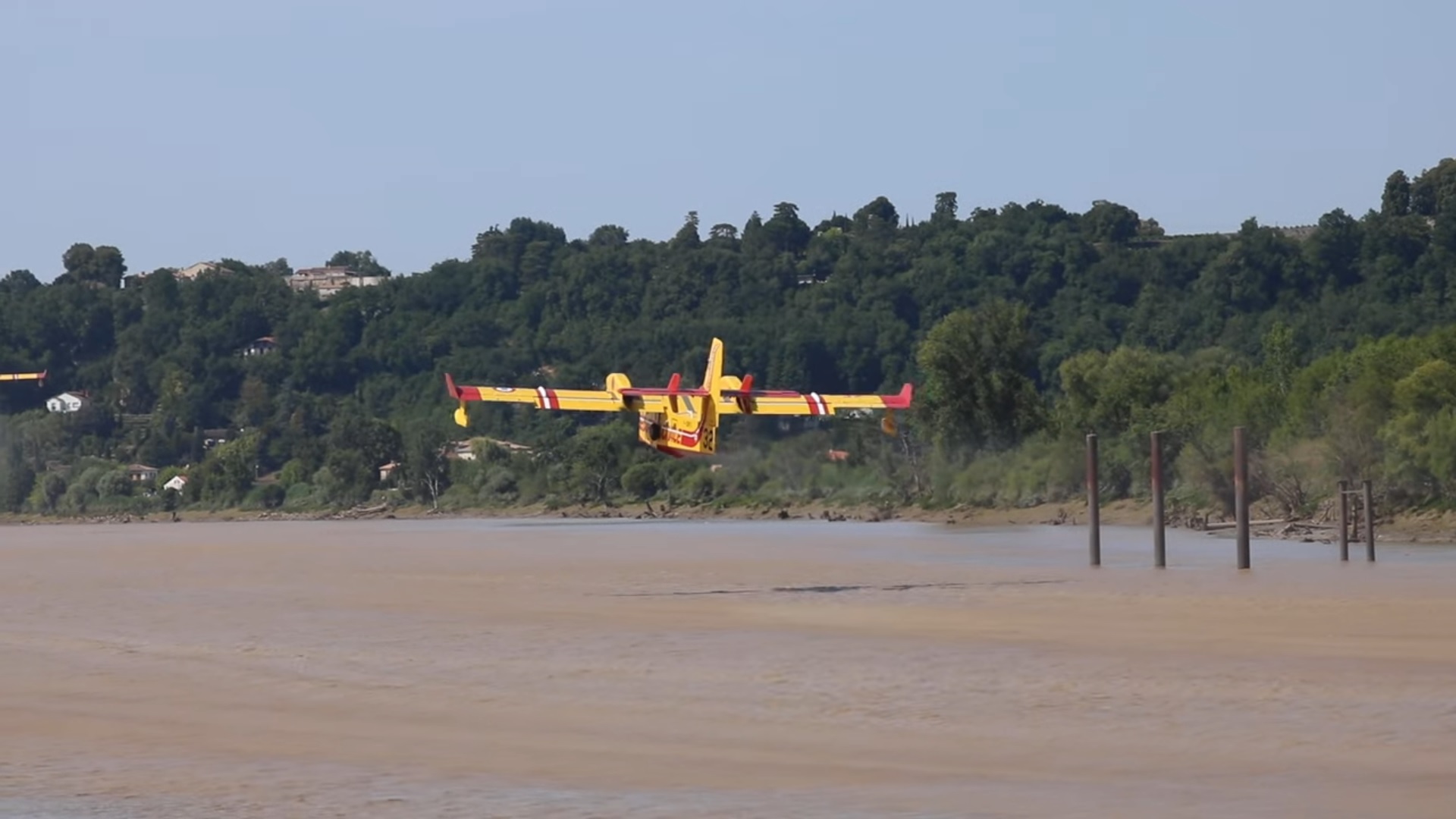 Canadair Pélican 32 à l'écopage sur la Garonne.jpg